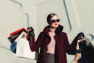 chica con bolsas de tiendas